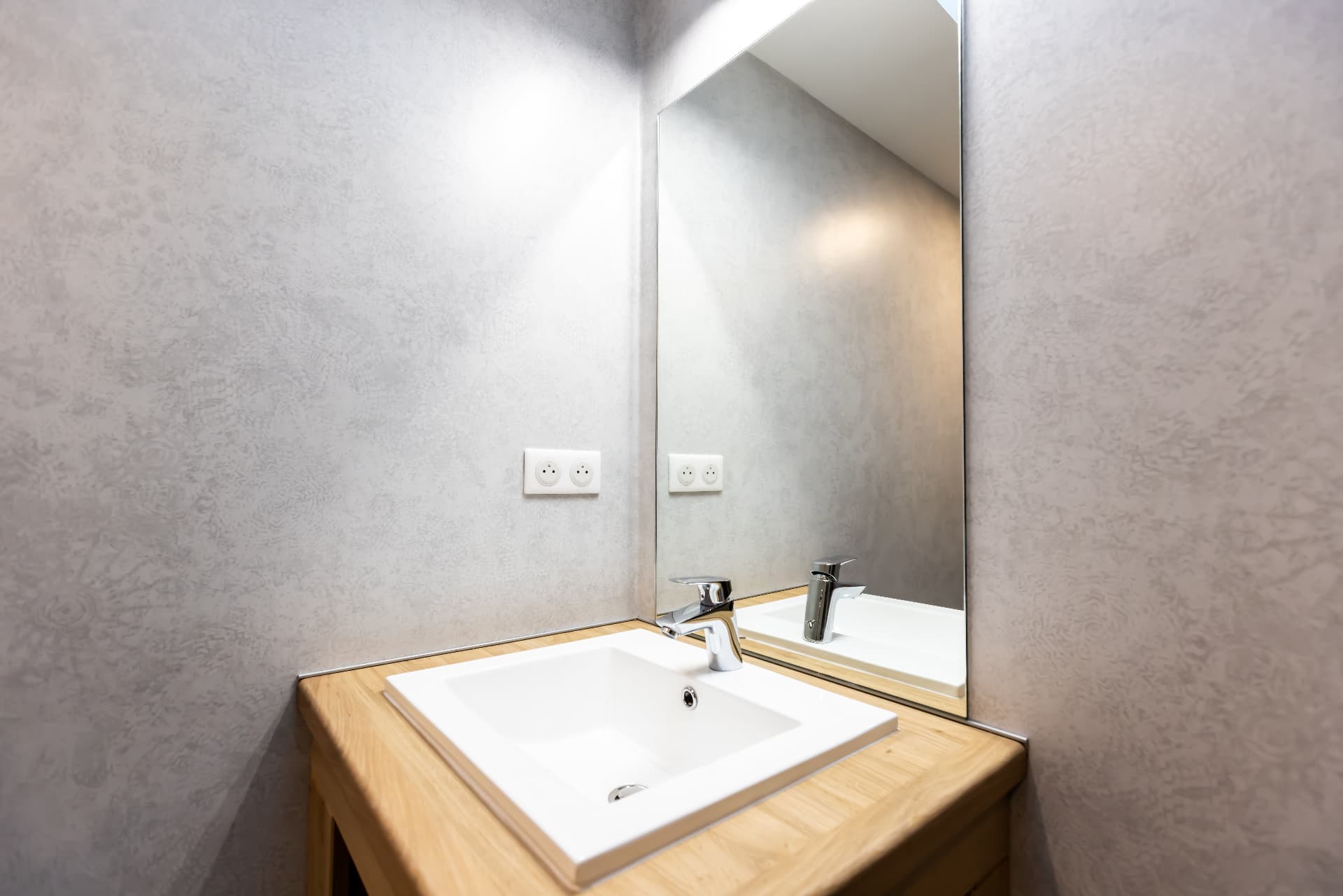 Salle d'eau du Petit Planchat avec vasque et plan en bois