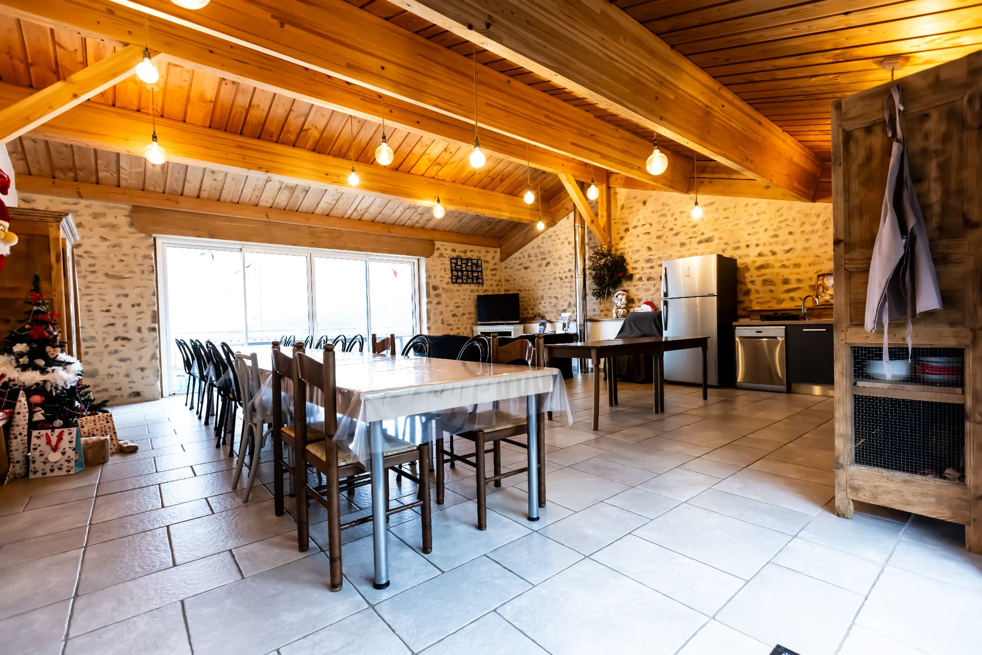 Salle à manger du Grand Planchat, murs de pierre et charpente apparente