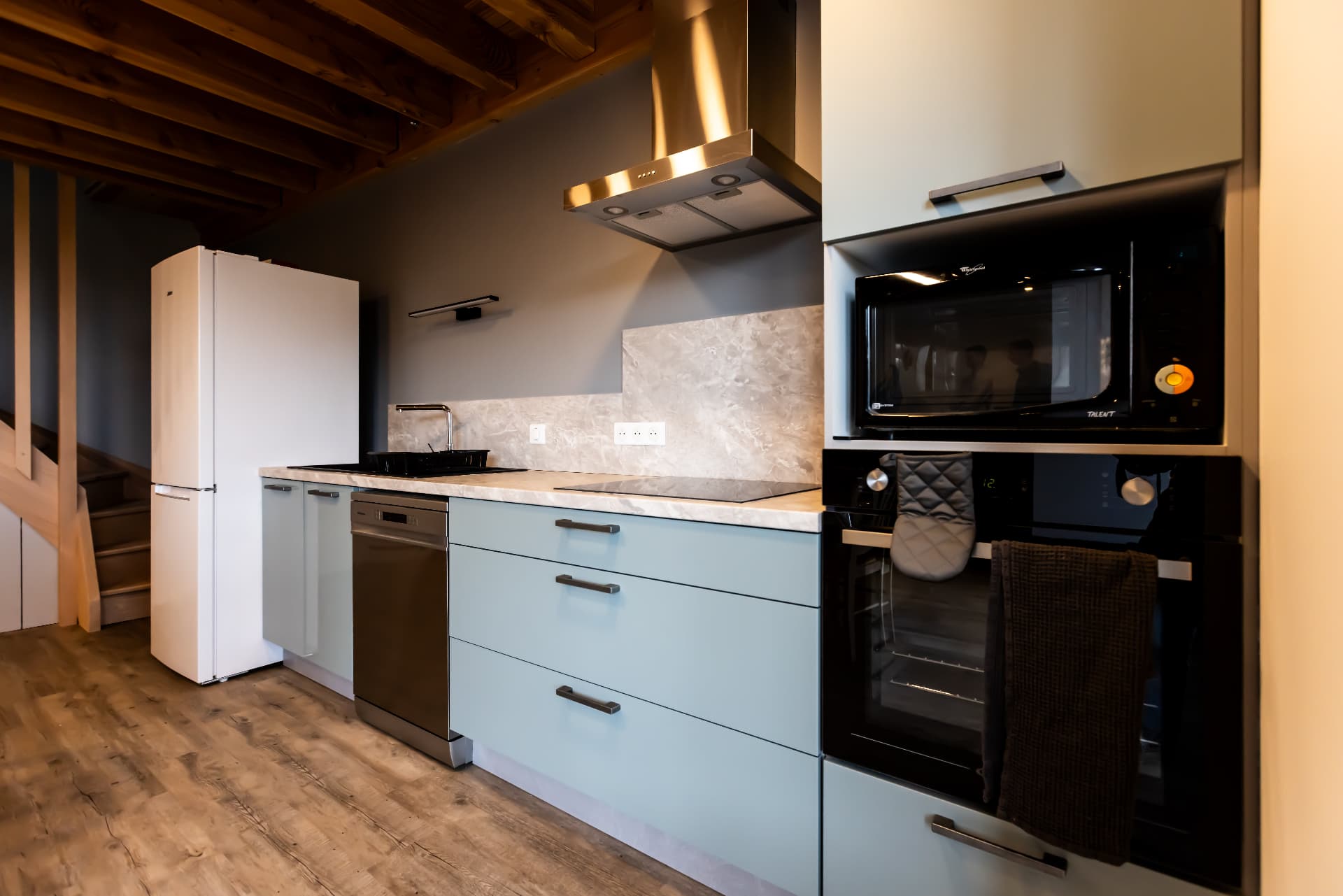 Cuisine équipée du Petit Planchat aux façades bleu clair