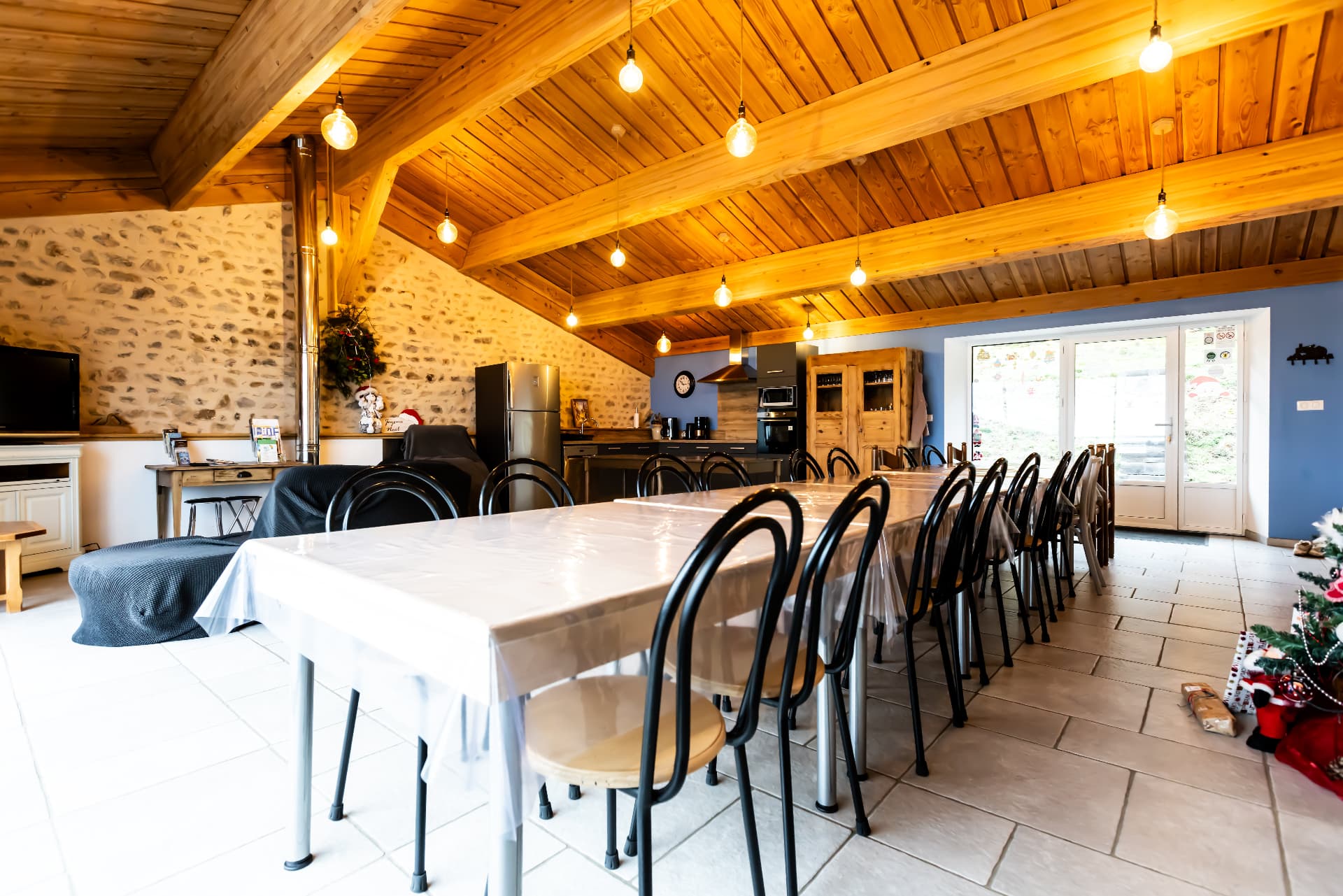Grande pièce de vie lumineuse du Grand Planchat avec longue table en bois