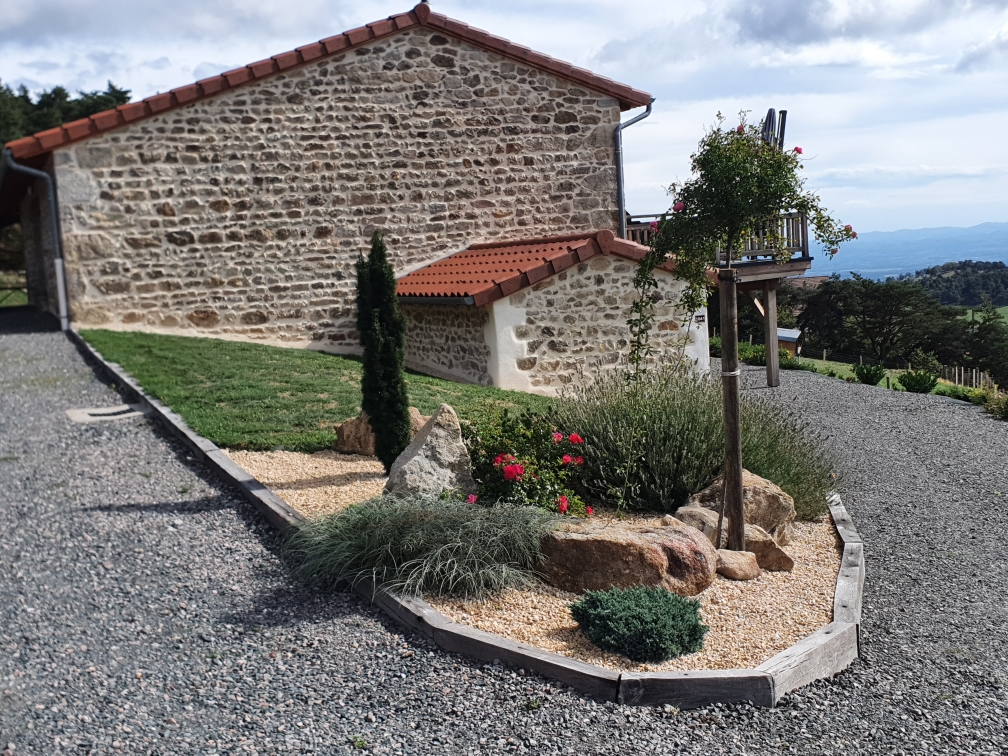 Jardin paysager du domaine, rocaille fleurie et vue sur la montagne